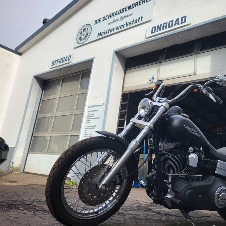 Motorrad vor unserer Werkstatt