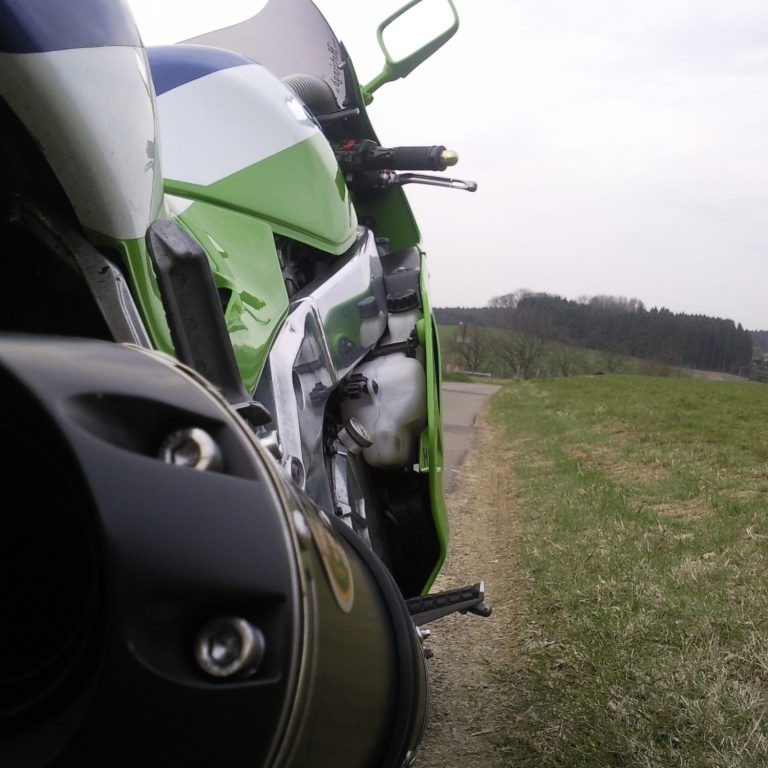 Motorrad im Grünen
