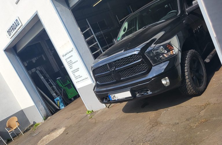 Offroadfahrzeug vor der Werkstatt